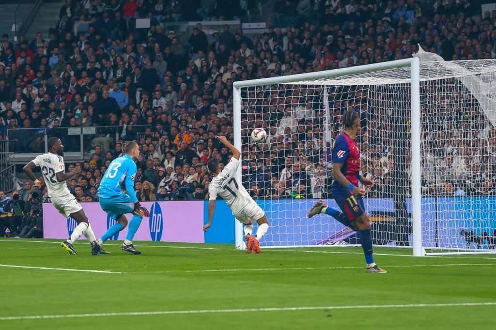 سيذكرني قومي إذا جَد جِدُّهُم
وفي الليلة الظلماء يُفتَقَدُ البَدرُ