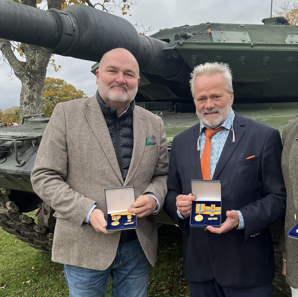 Flygare får medalj. VD för Svenska regionala <a href="/flygplatser/">flygplatser</a> Peter Larsson och fd VD Kullaflyg Christer Paulsson fick <a href="/Forsvarsmakten/">Försvarsmakten</a> Reservofficersmedalj i Guld efter minst 30 års tjänstgöring, vid en ceremoni på P7 idag. Peter och Christer är också regementskamrater från P6/Fo 14.