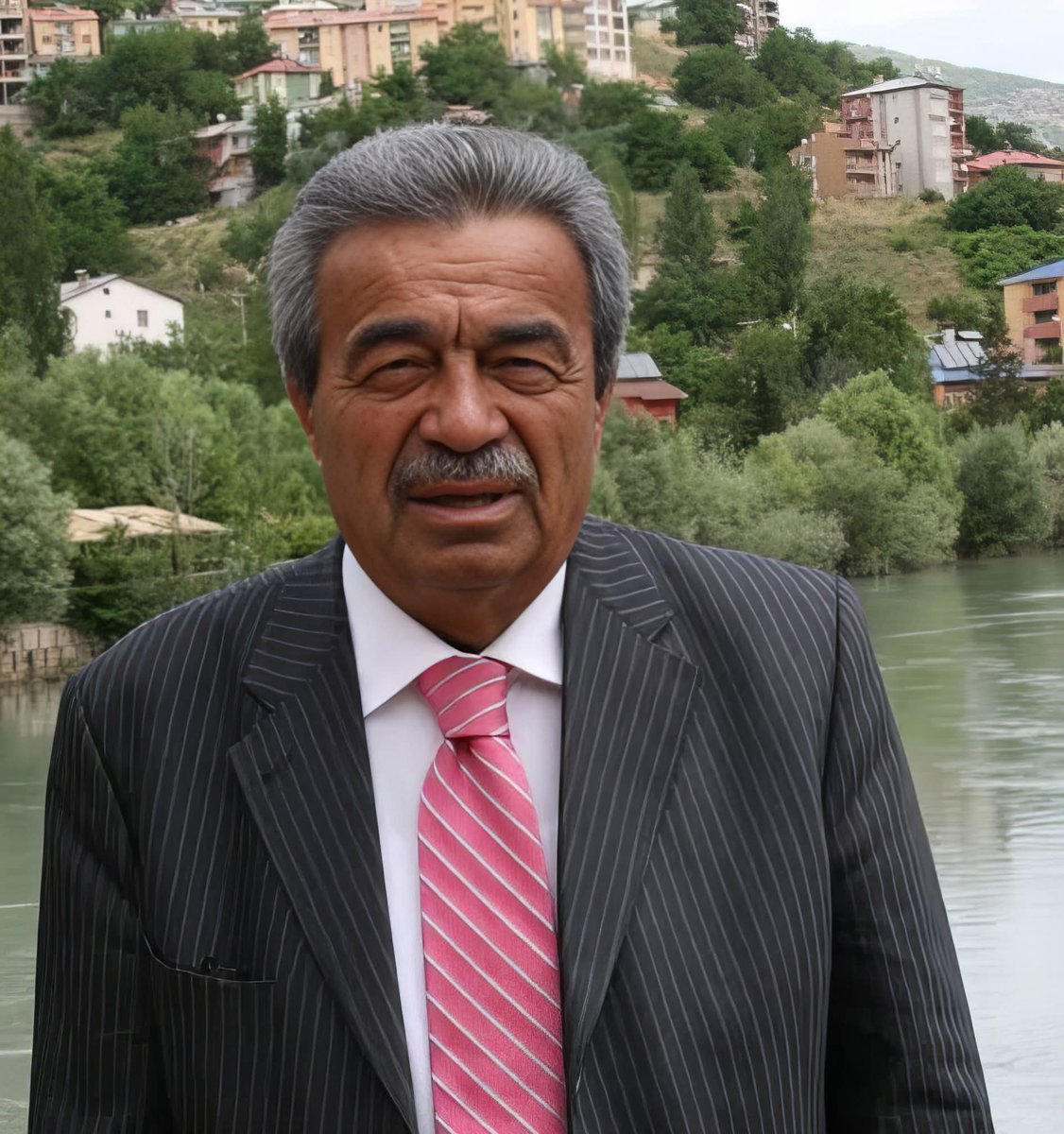 Bir televizyon programının ortasında Sırrı Sakık, Kamer Genç’e hücum etti:

"Siz Atatürk’ü savunarak soykırıma uğrayan Dersimli Kürtlere ihanet ediyorsunuz."

Kamer Genç anında şu karşılığı verdi:

"O kullandığınız cümlede bir kaç tane büyük yalan var. Birincisi Dersim bir ilin