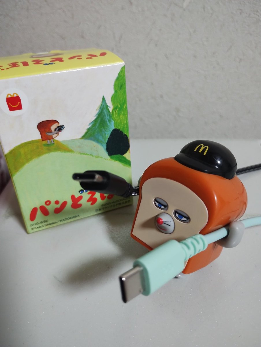 and_RADI75's tweet image. マクドナルド食べ放題の写真に影響されて、と言うわけではない（笑）
パンどろぼうが好き、と言うわけでもないのですが。

ハッピーセットのこのコがケーブルホルダーになると聞いたらつい欲しくなって

学生時代にマックでバイトしていた私は帽子もツボ♡

#フィギュア #スマホ #充電ケーブル