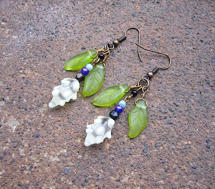 threepeats's tweet photo. Garden of Delights #dangle #earrings $15.00 https://t.co/GfHvWP2Pov #handmade using unusual #recycled #vintage glass beads in flower (white) and leaf (green) shapes #EcoFriendly #unique #boho #chic #giftideas #etsyfinds https://t.co/DTobTMkWuA