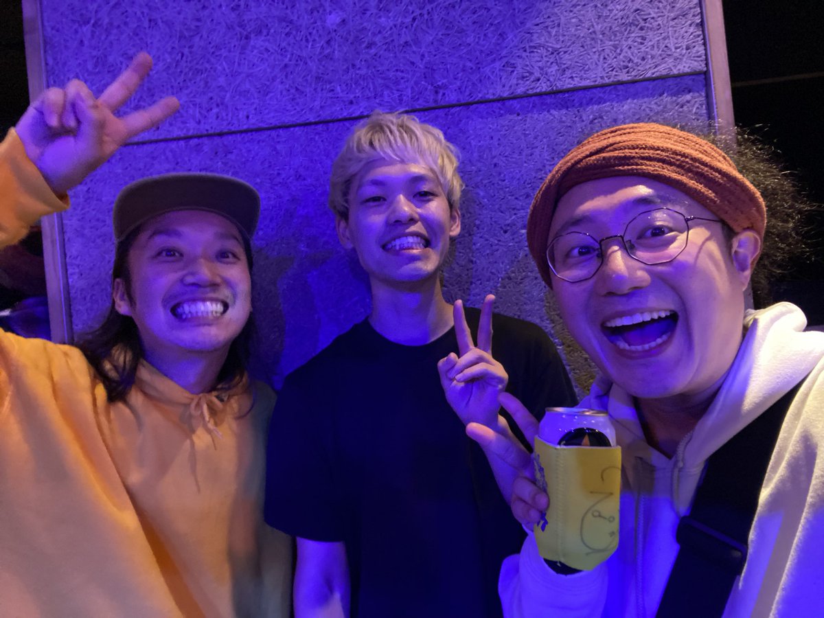 ヤマダヒロミチ (@lunchki_hrmt) on Twitter photo BUDDY TANDENの東京ラストを観てきた。
「STORY」泣いちゃったな。後世に語り継がれる名曲だと思うから知らない人は聴くべきだよ。
youtu.be/fKHe4ozWxpE
地下道さんも久々だったけど、ランチキで一番対バンしてた頃のメンバーだいちゃん&食パンの見た目が変わりすぎてて笑った。
全部最高!! BUDDY TANDENの東京ラストを観てきた。
「STORY」泣いちゃったな。後世に語り継がれる名曲だと思うから知らない人は聴くべきだよ。
youtu.be/fKHe4ozWxpE
地下道さんも久々だったけど、ランチキで一番対バンしてた頃のメンバーだいちゃん&食パンの見た目が変わりすぎてて笑った。
全部最高!!
