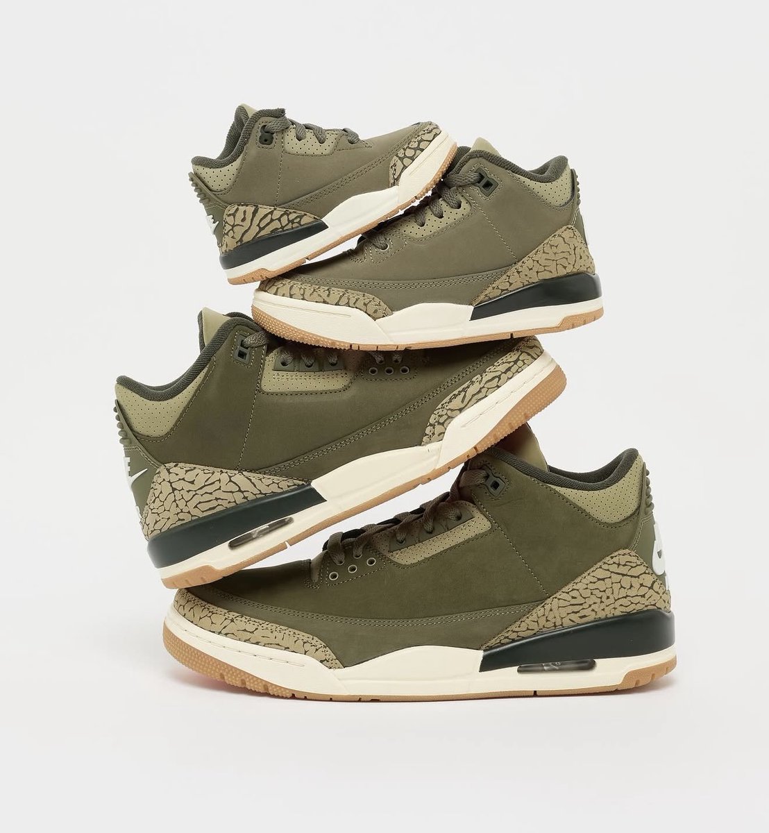 SNKR_TWITR tweet media
