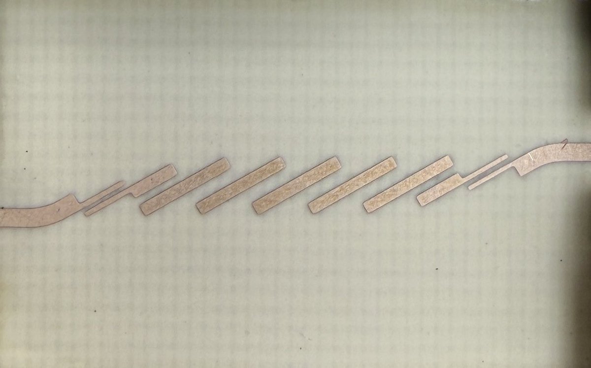 MehdiHacks's tweet photo. Another RF quiz: what is this PCB artwork doing?
This one is trickier than the last!

This picture is roughly 12*18 mm.

I'll post the answer tonight. https://t.co/JKImvZPYYC