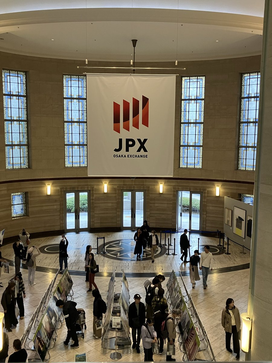 padawan_tetsuko's tweet photo. #イケフェス大阪2025
#大阪証券取引所
こちらも再訪のビル。２階からの説明・テラス見学・証券業界のマスコット「とうしくん」目当てでガイドツアーに参加。テラスはスタッフでさえイケフェス中しか行けない禁断？の場所。五代さんより高い所からの眺めはやっぱり良いね。とうしくんに会えて嬉しい❣️ https://t.co/Ur4bsLtDXA