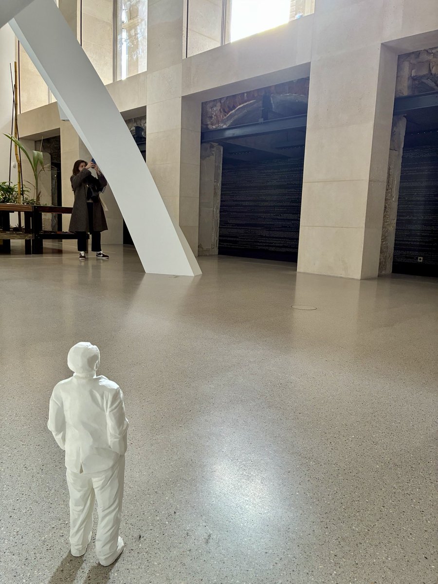 CQLouvreOpera's tweet image. L’« Exposition Générale » proposée par la Fondation Cartier lors de son ouverture en ce 25 octobre 2025 devient un événement incontournable ; une médiation culturelle discrète et efficace accompagne les 500 œuvres et partage avec précision la Vision de l’Artiste #ParisCentre