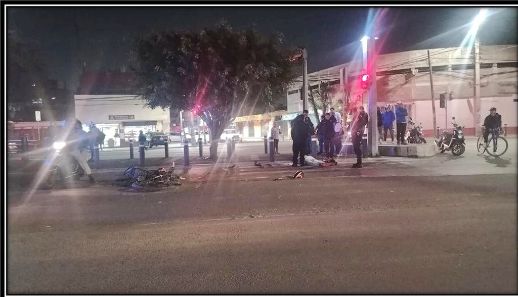 Mientras tú dormías un motociclista pierde la vida en plan de Muyuguarda esquina con Constitución de 1824 <a href="/XochimilcoAl/">Alcaldía Xochimilco</a>  los primeros reportes indican que el motociclista pierde el control e impacta con un volardo del metro bus
