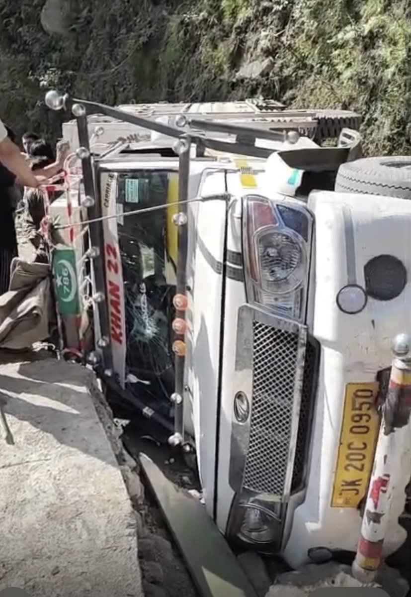 abid_hussain017's tweet image. 🚨 Accident at Adbais 💔
Mohd Amin Nayiak from Dewal Bachalla, Mahore got seriously injured.
He belongs to a poor family — we appeal to @erkhurshied &amp;amp; @DMReasi @MahoreSub to help him and fix this dangerous road before another life is lost. 🙏
#Reasi #RoadSafety
#accident