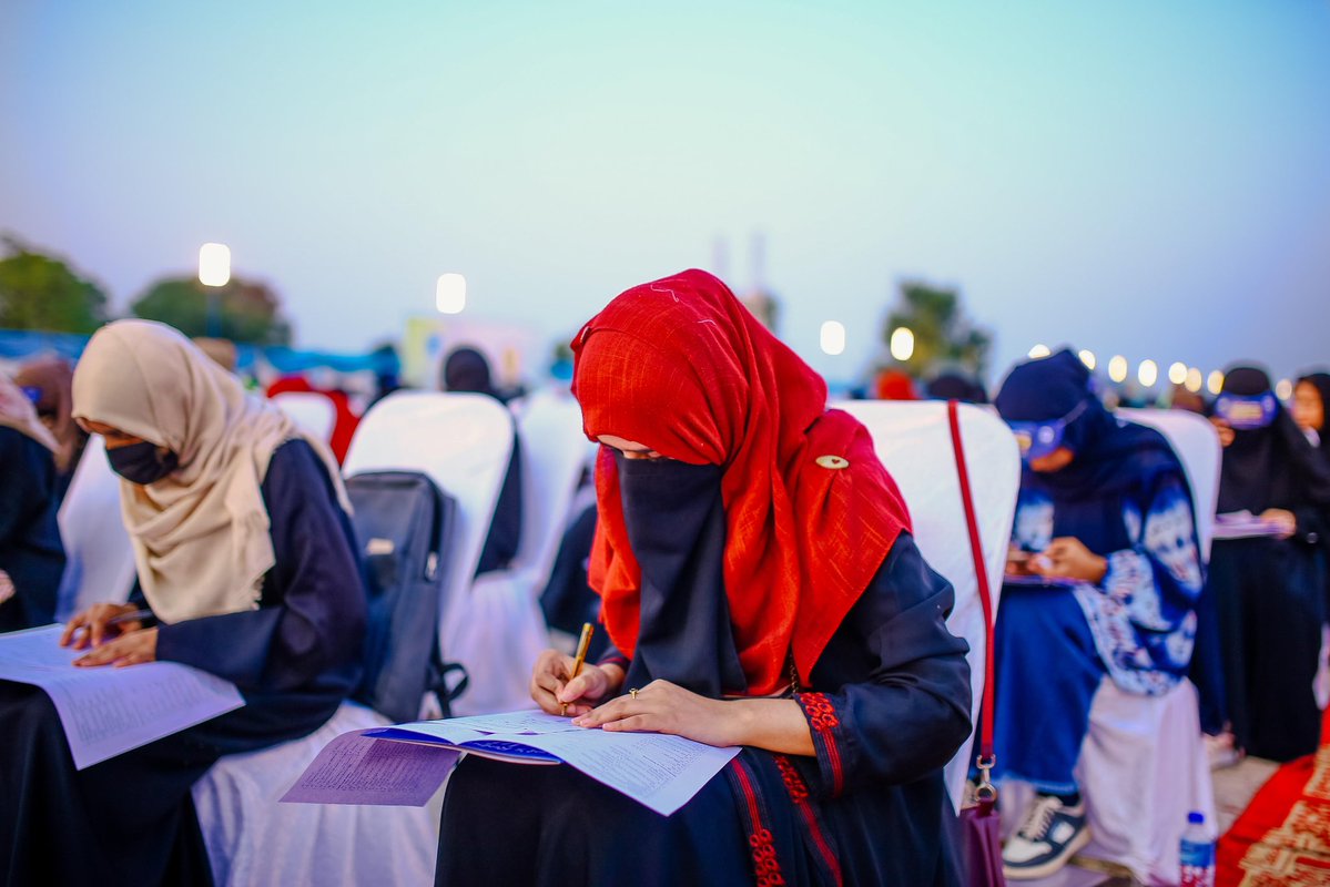 AlkhidmatOrg's tweet image. With every click, thousands of young dreamers move one step closer to turning their aspirations into reality,confidently appearing for the Bano Qabil Gujrat entry test.
#BanoQabilGujrat