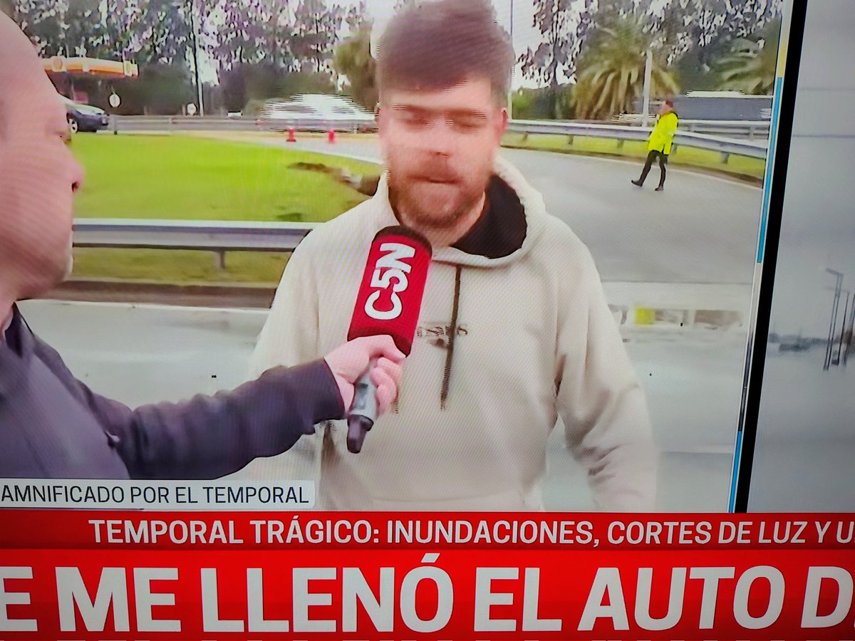 LidiaLopez_Ar_'s tweet photo. @C5N #C5N
#ArgentinaEnVivo
Muy comprensible la desesperación del CONDUCTOR atrapado en la INUNDACIÓN, en la AUTOPISTA del SOL...
Tema paralelo: dice que va a VOTAR a LIBERTARIOS que son "lo NUEVO", aclaremos que la AUTOPISTA del SOL es un CURRO-ESTAFA de MACRI (ahora LIBERTARIO) y la CIUDAD (partícipe en el NEGOCIADO) está en manos de @jorgemacri, también MACRISTA que apoyó la llegada de MILEI para seguir con los NEGOCIOS desde el ESTADO en la CIUDAD AUTONOMA de https://t.co/SBwEXhSHmB. y en el PAIS: ESTADO AUSENTE que NO CONTROLA, por ejemplo, a las AUTOPISTAS del SOL.
Nada NUEVO bajo el SOL.

@nestordib la "calidad" de los CIUDADANOS se mejora INFORMÁNDOSE individualmente, sin REPETIR los "GINGLES" de la DERECHA, ahora LIBERTARIA y sosteniendo a MILEI.
@marcoscittadini 
@FernandoTocho