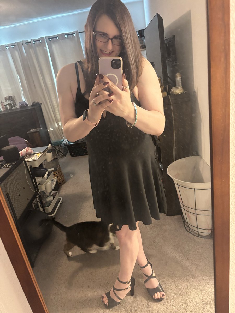 GoodToBeRachel1's tweet photo. I've lost 40 pounds over the last several months and to celebrate, I got myself a new outfit. Feeling cute this morning. 😊💜 https://t.co/fNTvpsndLn