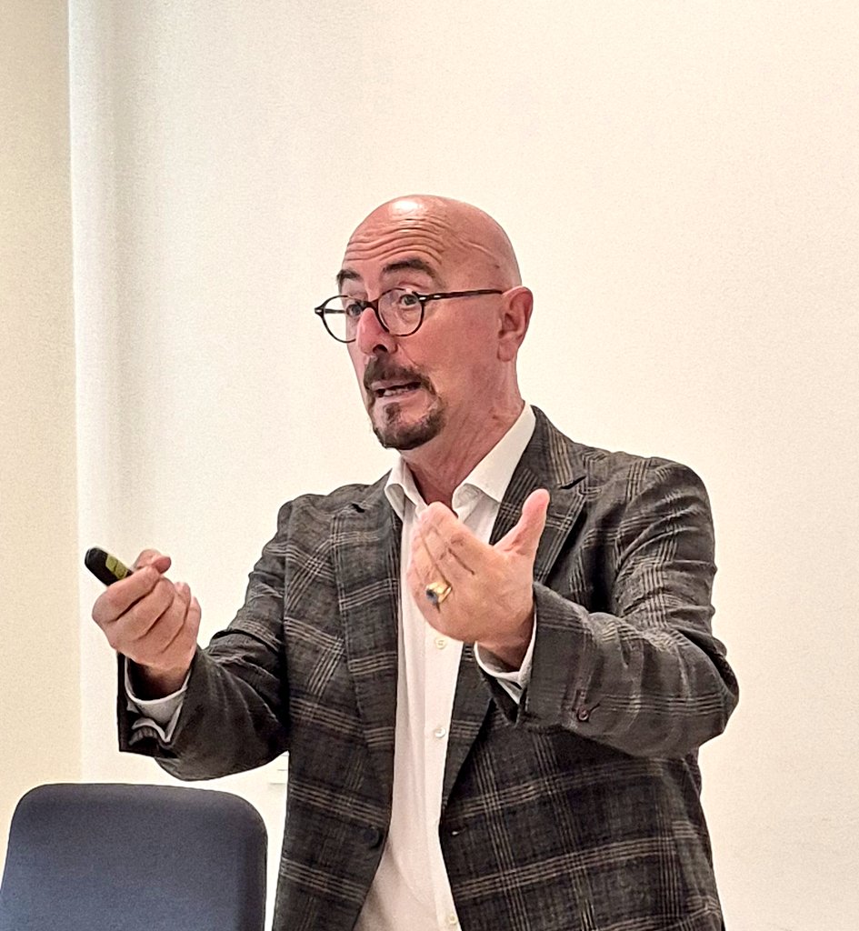 SEDISA_NET's tweet image. 🔊En el #MUGYPS con César Pascual🗣 "Dirigir es conseguir resultados a través de otros. Como directivo hay que dejar a los profesionales que hagan y luego reconocerlo👏. Los directivos tienen que manejar muchos estilos de liderazgo según el momento" 🏥 #GestiónSanitaria