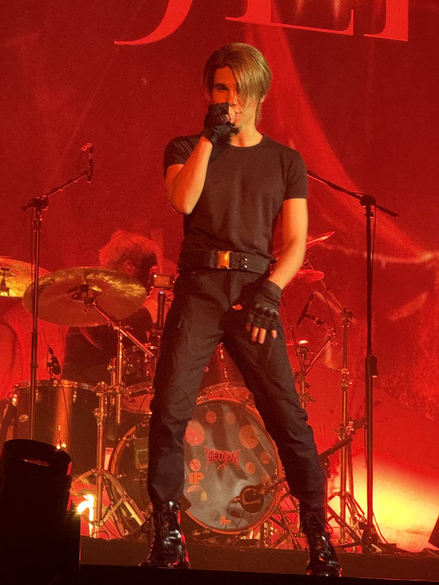 jeffscode's tweet image. IS IT JUST ME OR IS JEFF SATUR COSPLAYING LEON KENNEDY
#ScreamFest2025
#ScreamFest2025xJeffSatur
#JeffSatur