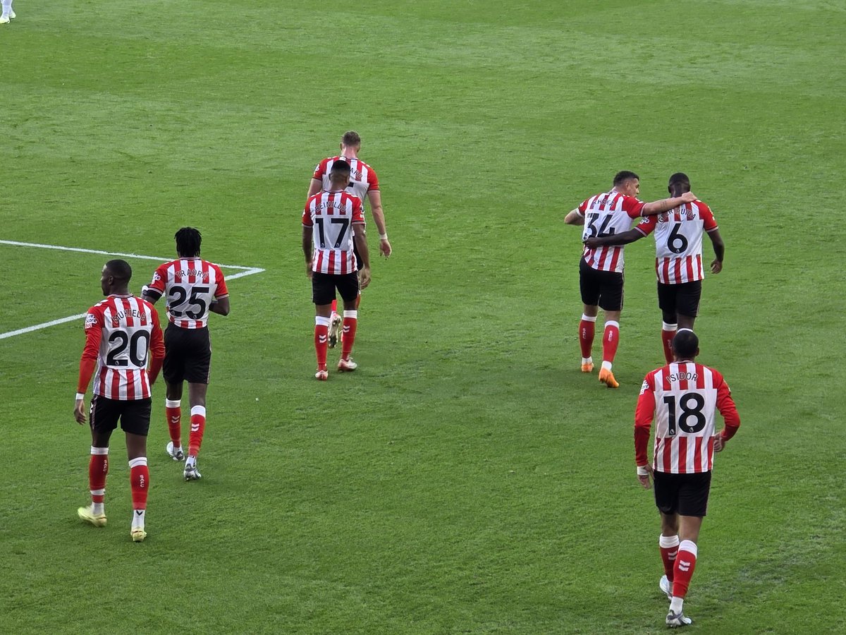 vikcfc's tweet image. Sunderland score from long throw in 1:1