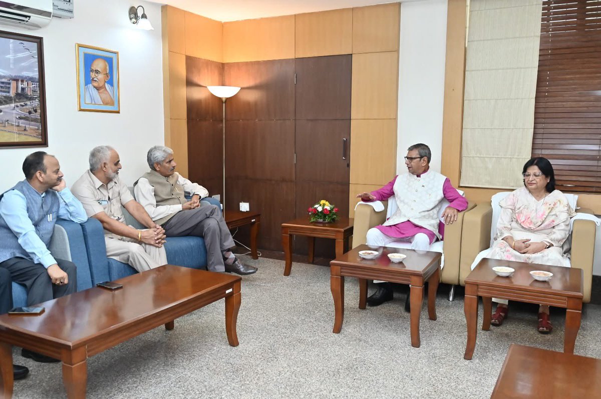 दोनों फोटो प्रमाण हैं इस बात का की एक मूर्ख व ड्रामेबाज व्यक्ति को एमडीयू का कुलपति बना रखा है।
फोटो -1 महामहिम राज्यपाल के स्वागत के नाम पर सिर्फ फोटोबाजी कर रहा है एमडीयू वीसी 
फोटो-2 , राज्यपाल या राष्ट्रपति के सामने ऐसे कौन बैठता है पैर पर पैर रखकर ?
<a href="/RajBhavanHry/">Raj Bhavan Haryana</a> <a href="/cmohry/">CMO Haryana</a>