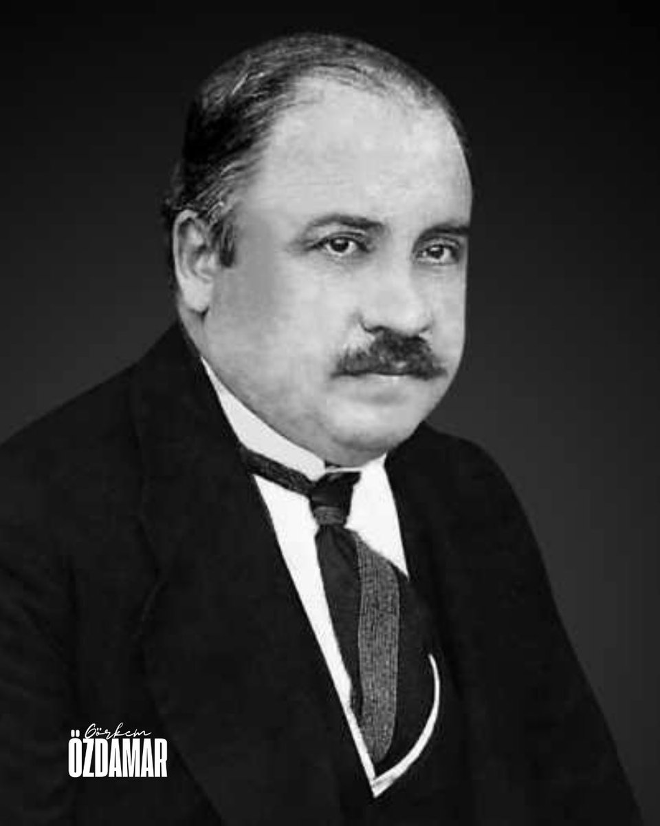 Bugün, Türk milliyetçiliğinin fikir mimarı Ziya Gökalp’i rahmetle anıyoruz.
Onun çizdiği yol; köksüz Batıcılığa da, teslimiyetçi Doğuculuğa da karşıydı.
O yol, Türk milletinin kendi özüne, kendi kültürüne, kendi istiklaline dönme yoluydu.
Ruhu şad olsun 🇹🇷