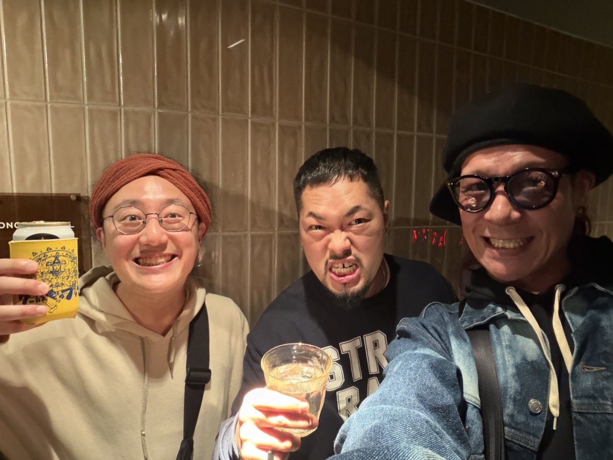 ヤマダヒロミチ (@lunchki_hrmt) on Twitter photo 久々に会う人に沢山会えた夜だったけど、一番エモかったのがこちら。
クレカメGt.のバブさんと、イギリス人Ba.のトムと!
いや、
LUNCH-Ki-RATTヒロミチと
FIGHTING SEX GIRLSトムと
CRAZY CHAMELEONバブルマン。
15年前の渋谷club乙の平日ブッキングかな?
いくらなんでも青春すぎるだろ。大好き。 久々に会う人に沢山会えた夜だったけど、一番エモかったのがこちら。
クレカメGt.のバブさんと、イギリス人Ba.のトムと!
いや、
LUNCH-Ki-RATTヒロミチと
FIGHTING SEX GIRLSトムと
CRAZY CHAMELEONバブルマン。
15年前の渋谷club乙の平日ブッキングかな?
いくらなんでも青春すぎるだろ。大好き。