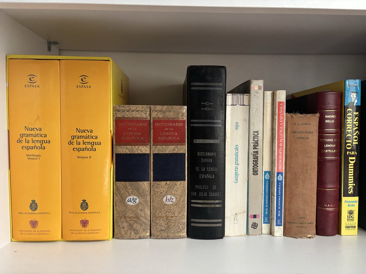 Hace poco el Magistrado Urbano evidenció en una conferencia la mala escritura en las sentencias, amén de innecesariamente extensas. Me hizo recordar a RJ Cuervo, quien decía que los jueces y periodistas eran los de peor escritura. Comparto los libros que tengo sobre la materia: