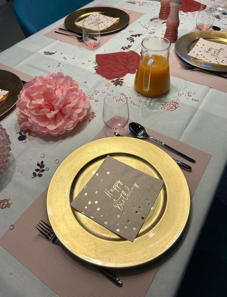 peacearhpn's tweet image. rich in life, because I grew up with people who always makes sure that I will feel worthy of love in every way of life — #peacearhpn 🥂🎂😸✨