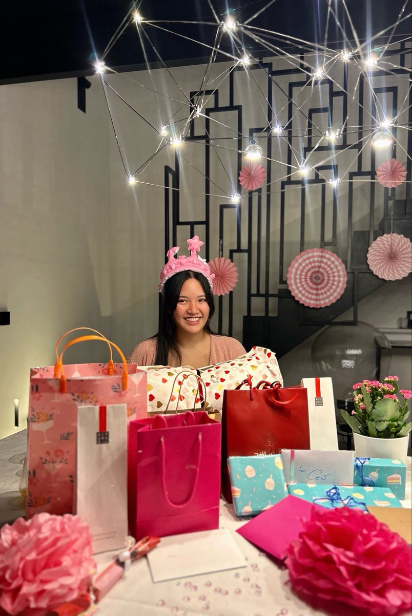 peacearhpn's tweet image. rich in life, because I grew up with people who always makes sure that I will feel worthy of love in every way of life — #peacearhpn 🥂🎂😸✨