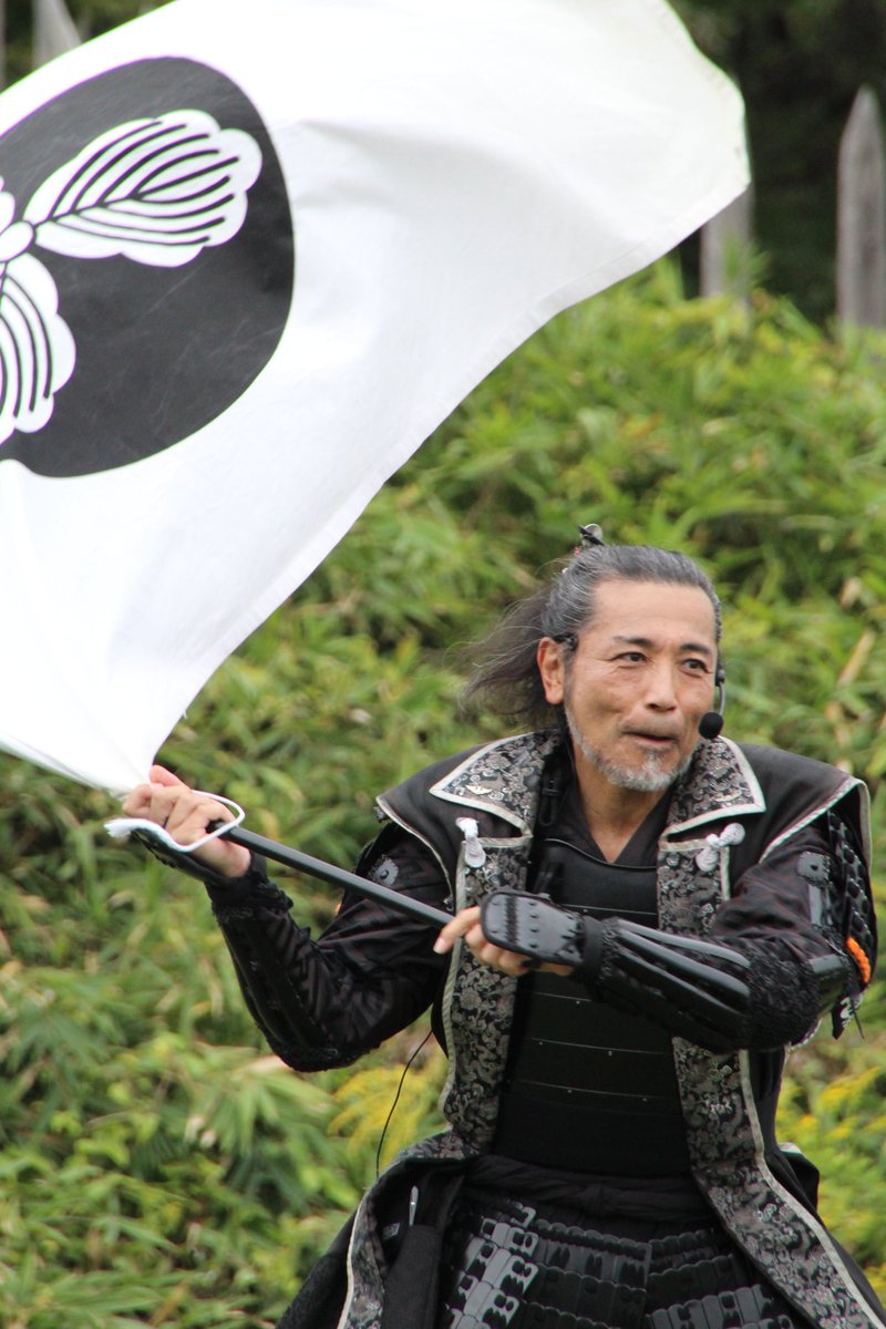 伝統的な武士の兜と獅子像のセット 新発売】 伝統的な武士の兜と獅子像