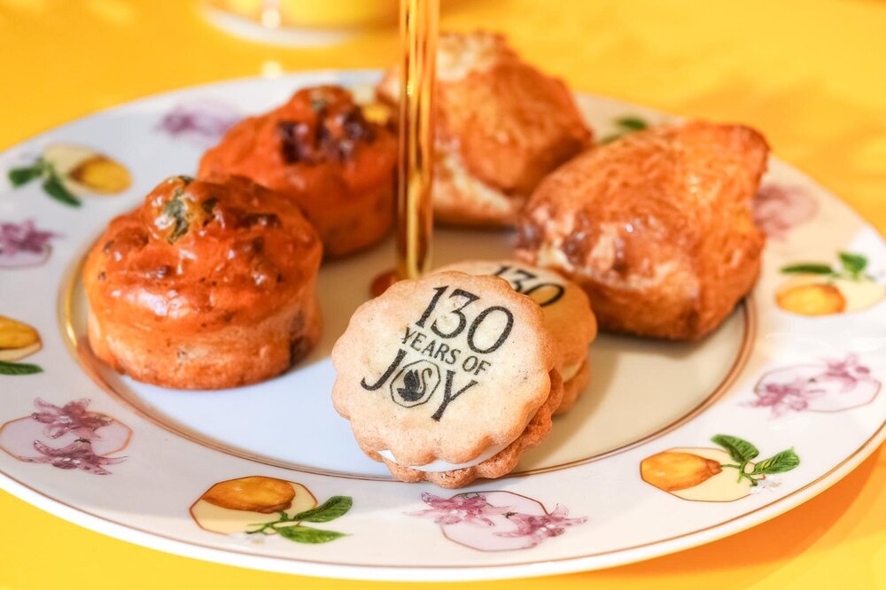 fashionpressnet's tweet photo. 「スワロフスキー」のカフェが銀座にクリスマス限定オープン！

“まるで宝石”クリスタルケーキやアフタヌーンティー、舞踏会ティアラの展示も - https://t.co/yHNR00ba42 https://t.co/Fu4ZL5A5N4