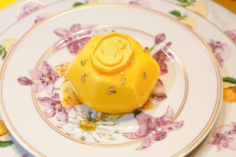 fashionpressnet's tweet photo. 「スワロフスキー」のカフェが銀座にクリスマス限定オープン！

“まるで宝石”クリスタルケーキやアフタヌーンティー、舞踏会ティアラの展示も - https://t.co/yHNR00ba42 https://t.co/Fu4ZL5A5N4