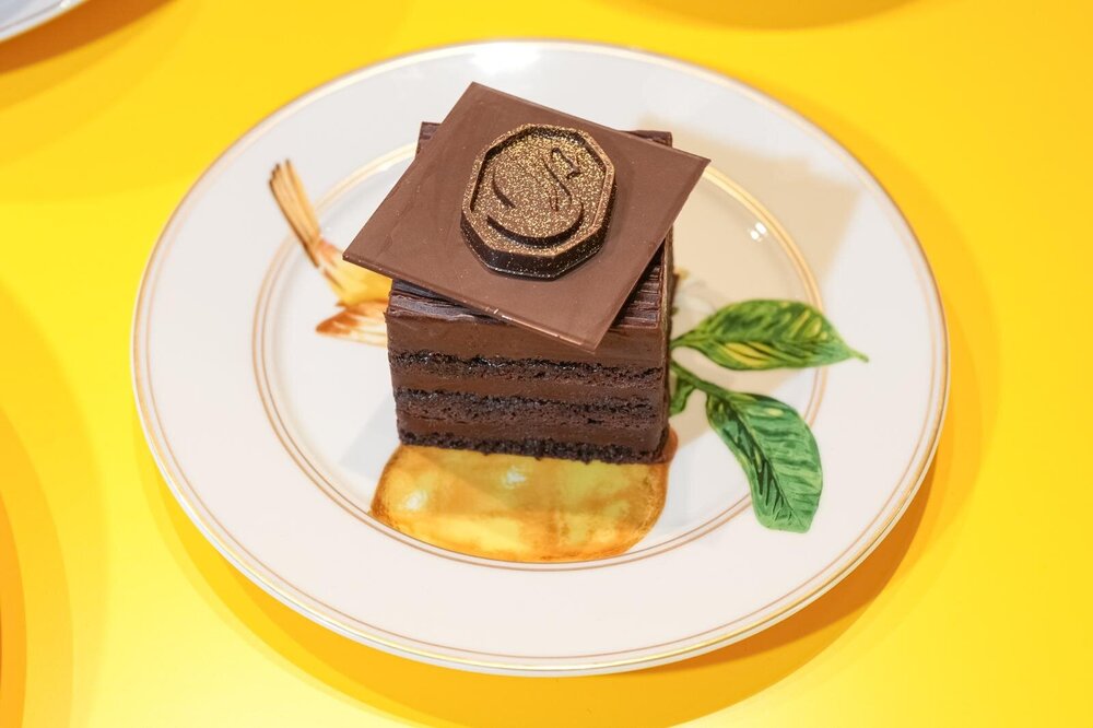fashionpressnet's tweet photo. 「スワロフスキー」のカフェが銀座にクリスマス限定オープン！

“まるで宝石”クリスタルケーキやアフタヌーンティー、舞踏会ティアラの展示も - https://t.co/yHNR00ba42 https://t.co/Fu4ZL5A5N4