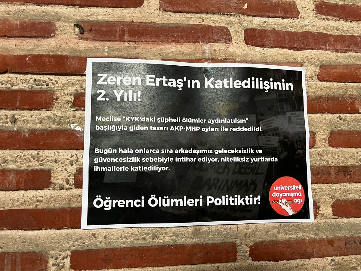 📍İstanbul Üniversitesi 

İhmallerle katledilişinin ikinci yılında Zeren Ertaş’ı unutmuyoruz. 

Bugün hala onlarca öğrenci niteliksiz yurtlarda barınmaya çalışırken alınmayan önlemler yüzünden katlediliyor. 

Sözümüzü yineliyoruz: Öğrenci ölümleri politiktir!