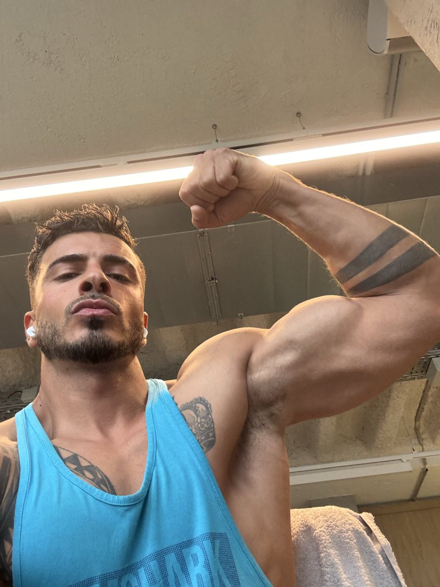 I will crush you and your wallet easily 😈💸
#Alpha #findom #cashmaster