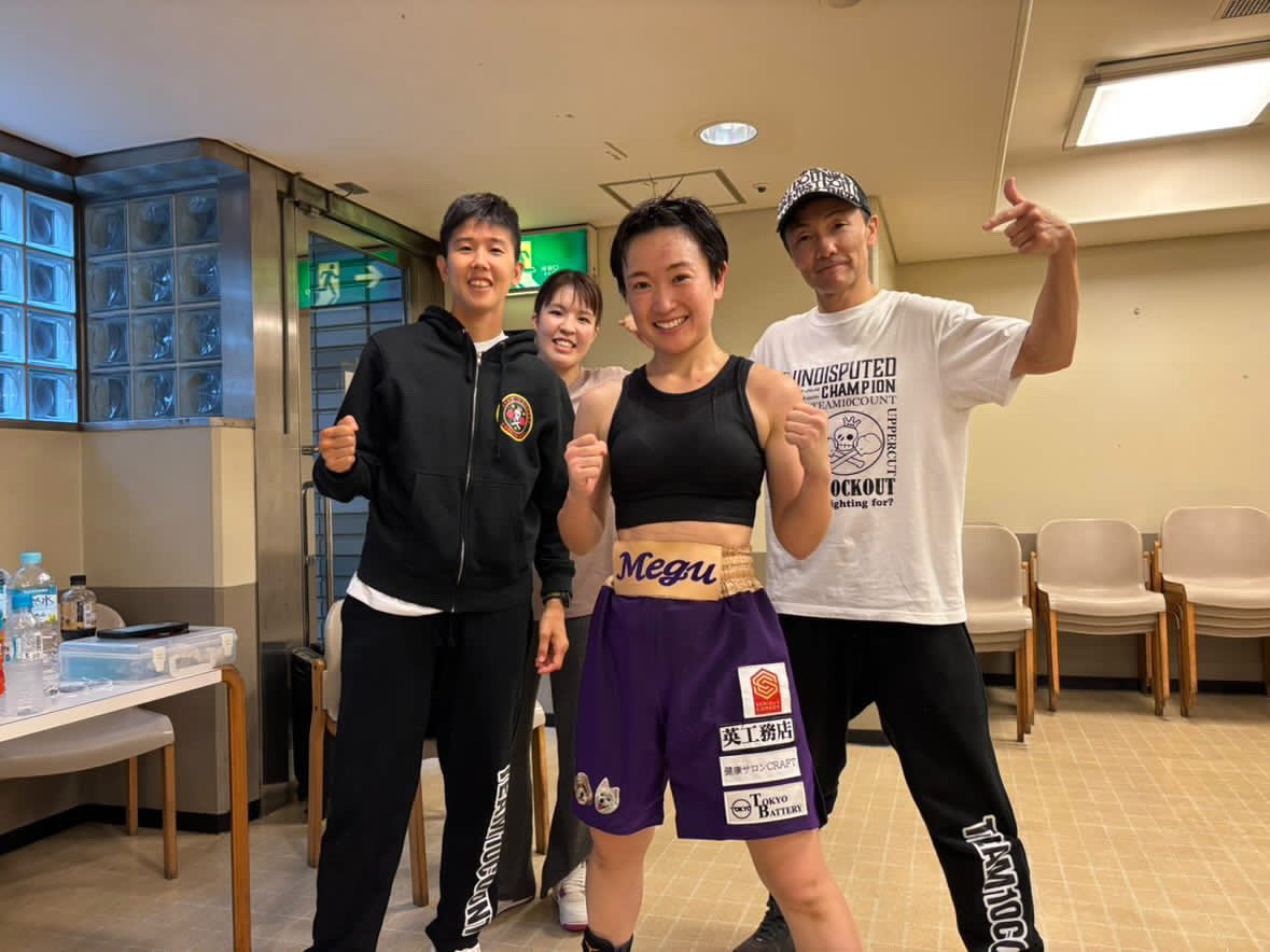 渡邉恵vs山中菫
完敗でしたが、自分との勝負には勝った！
元世界王者に対し、憶する事なく立ち向かう姿には感服しました！
試合後のこの表情が全てを物語っています！
頑張ったね！
#渡邉恵
#山中菫
#TEAM10COUNT
#真正ジム
#女子ボクシング
#女子ボクサー