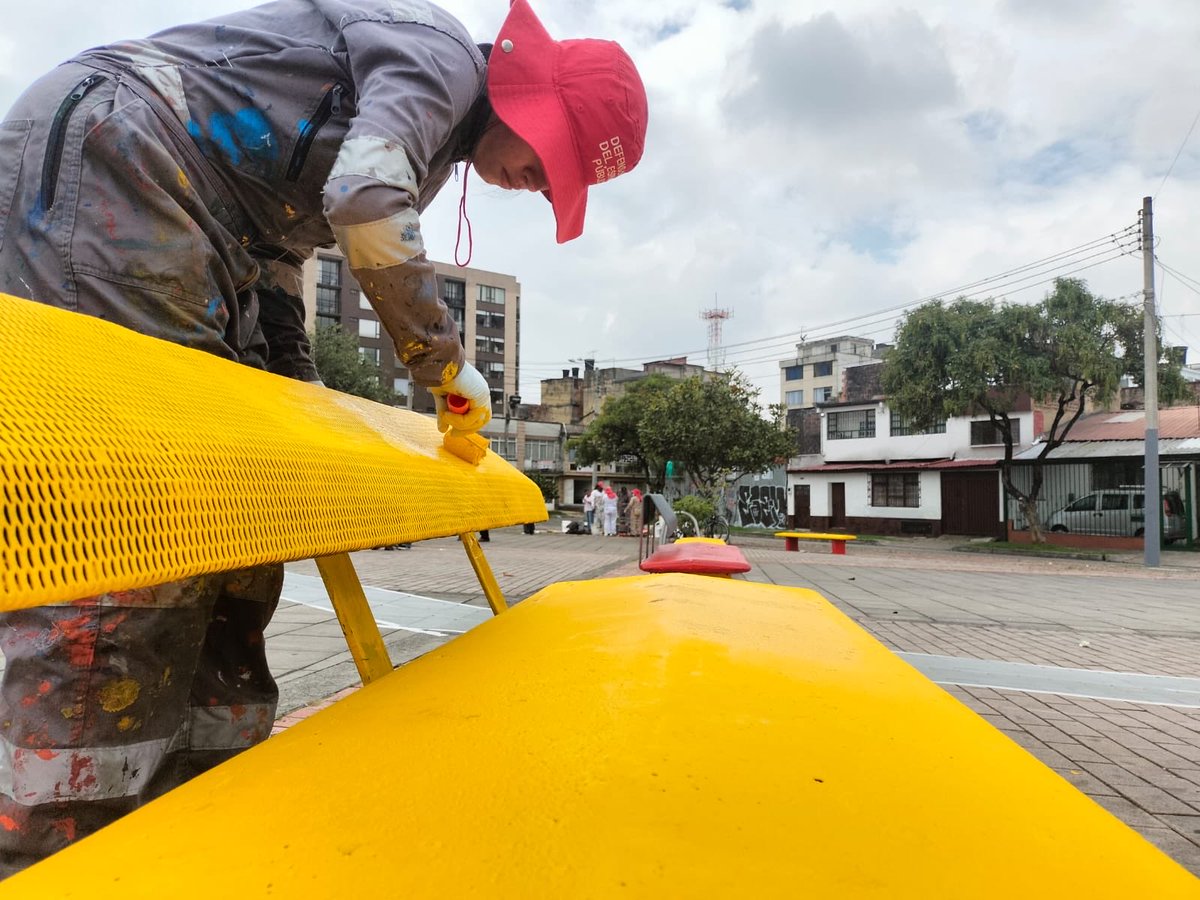 MiEspacioesBog's tweet image. #AquíSíPasa que iniciamos el tercer día de #TransformACCIÓN en la plazoleta La Florida, en Los Mártires.
El urbanismo táctico se plasma con los colores de la bandera de Bogotá para dejar huella por un #MásYMejorEspacioPúblico 🟡🔴🟡