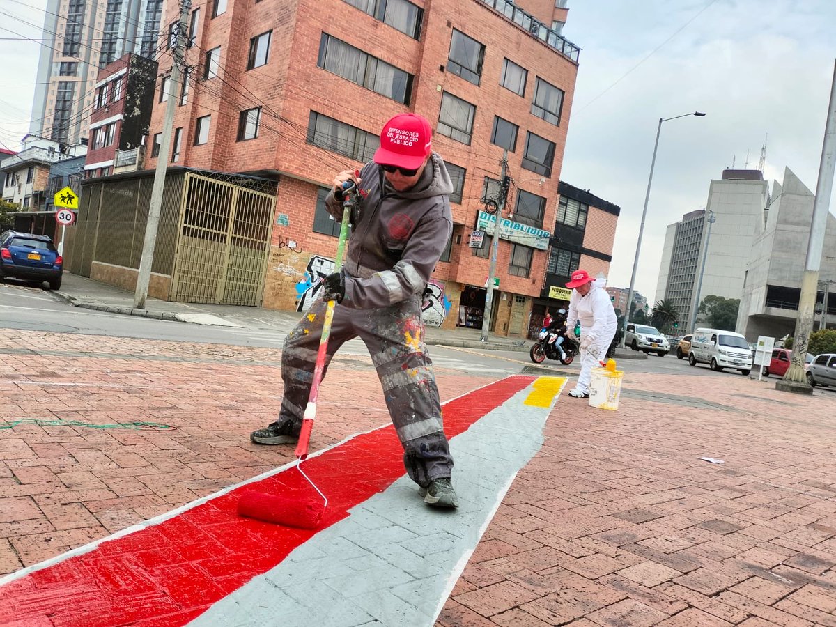 MiEspacioesBog's tweet image. #AquíSíPasa que iniciamos el tercer día de #TransformACCIÓN en la plazoleta La Florida, en Los Mártires.
El urbanismo táctico se plasma con los colores de la bandera de Bogotá para dejar huella por un #MásYMejorEspacioPúblico 🟡🔴🟡
