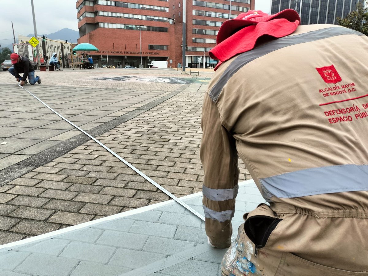 MiEspacioesBog's tweet image. #AquíSíPasa que iniciamos el tercer día de #TransformACCIÓN en la plazoleta La Florida, en Los Mártires.
El urbanismo táctico se plasma con los colores de la bandera de Bogotá para dejar huella por un #MásYMejorEspacioPúblico 🟡🔴🟡