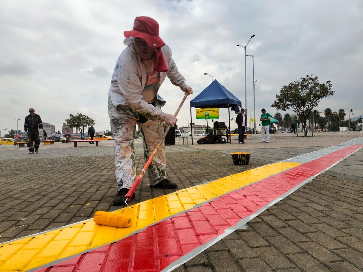 MiEspacioesBog's tweet image. #AquíSíPasa que iniciamos el tercer día de #TransformACCIÓN en la plazoleta La Florida, en Los Mártires.
El urbanismo táctico se plasma con los colores de la bandera de Bogotá para dejar huella por un #MásYMejorEspacioPúblico 🟡🔴🟡