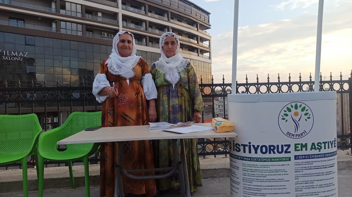 Bugün imza standını barış annelerimizle açtık. Bu ülkede en çok yüreği yanan anneler kalıcı bir barışın sağlanması için tüm alanlarda barışı haykıracaklarını dile getiriyorlar. 🕊️