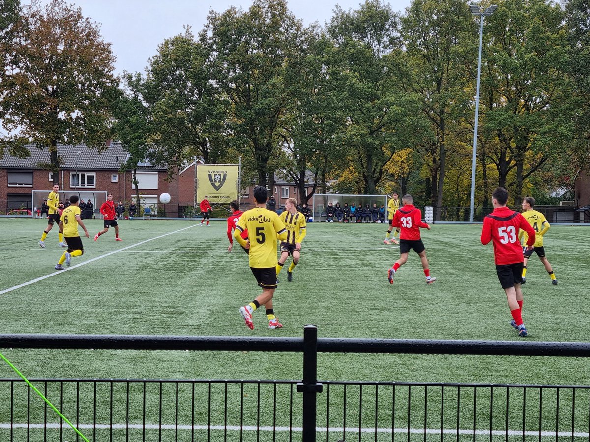 Rust op Sportpark Merelweg waar de aftrap met een half uur werd uitgesteld omdat het bezoekende AFC te laat arriveerde. In een gelijkopgaand duel is niet gescoord. De beste kansen waren voor de O21 van #VVVVenlo, o.a. een fraaie boogbal van Resley Kessels die op de lat eindigde.