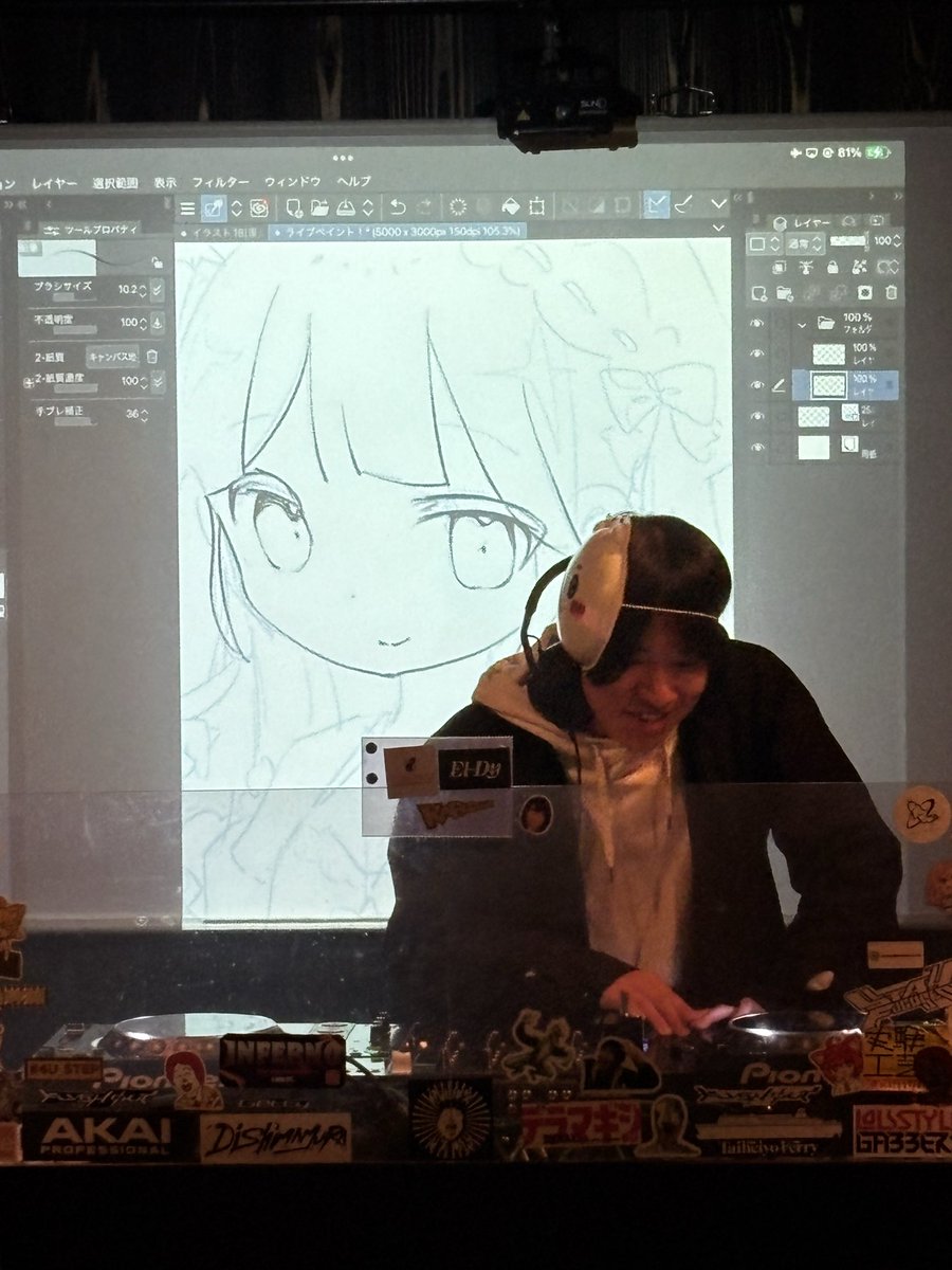 Yu_M4Ru's tweet photo. ライブペイントとド緊の男 https://t.co/3dpY453cQ8