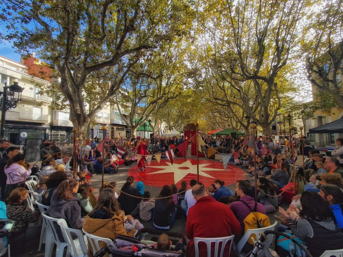 🎭 El Mercat Viladomat ha acollit la proposta familiar ‘Taller de malabars. L’espectacle’ amb la Cia. Moi Jordana. Un espectacle on l’humor, la màgia i la il·lusió han estat protagonistes i el públic ha descobert diferents objectes malabars i el seu funcionament a través del joc.
