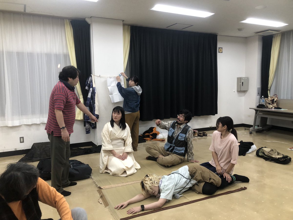 稽古場に宇塚さんをお迎えしました！
わーい！
彼女が持っているのは台本…ではなく小道具の地図！？！？！？
昨日のお昼に打診して、その日の夕方にはOKくださって、今日はもう台本離して稽古している？？？
ちなみにほぼ出ずっぱりの役です
バケモ…いや、神ですな

#発条ロールシアター
#人のいぬ山