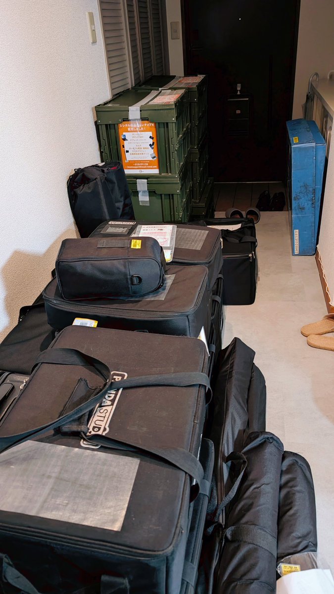 448jp's tweet image. もう帰ってもいいんだけど、足も痛いし雨も降ってるし、なんか会社でVue Fesの荷物眺めてるわ。おつかれ、みんな！

#vuefes