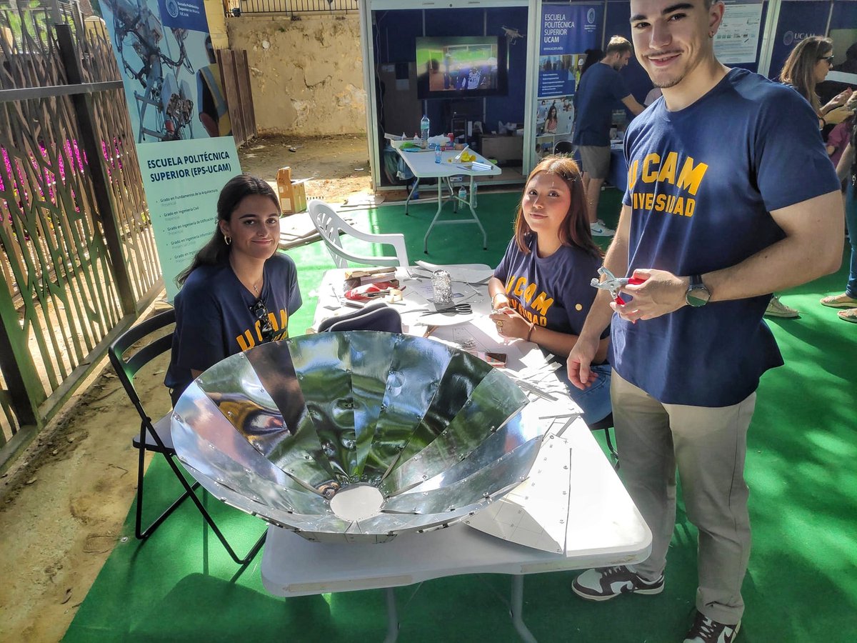Alumnos y profesores de <a href="/UCAM_Teleco/">UCAM Teleco</a> diseñan y construyen en la Semana de la Ciencia una "antena parabólica 📡" para cocinar con el sol☀️🍽️
Si no la has visto te esperamos mañana 26 en el Stand 10 de 11h-14h en la Semana de la Ciencia y Tecnología💡
#SomosTelecos <a href="/UCAM_Investiga/">Vicerrectorado de Investigación UCAM</a>