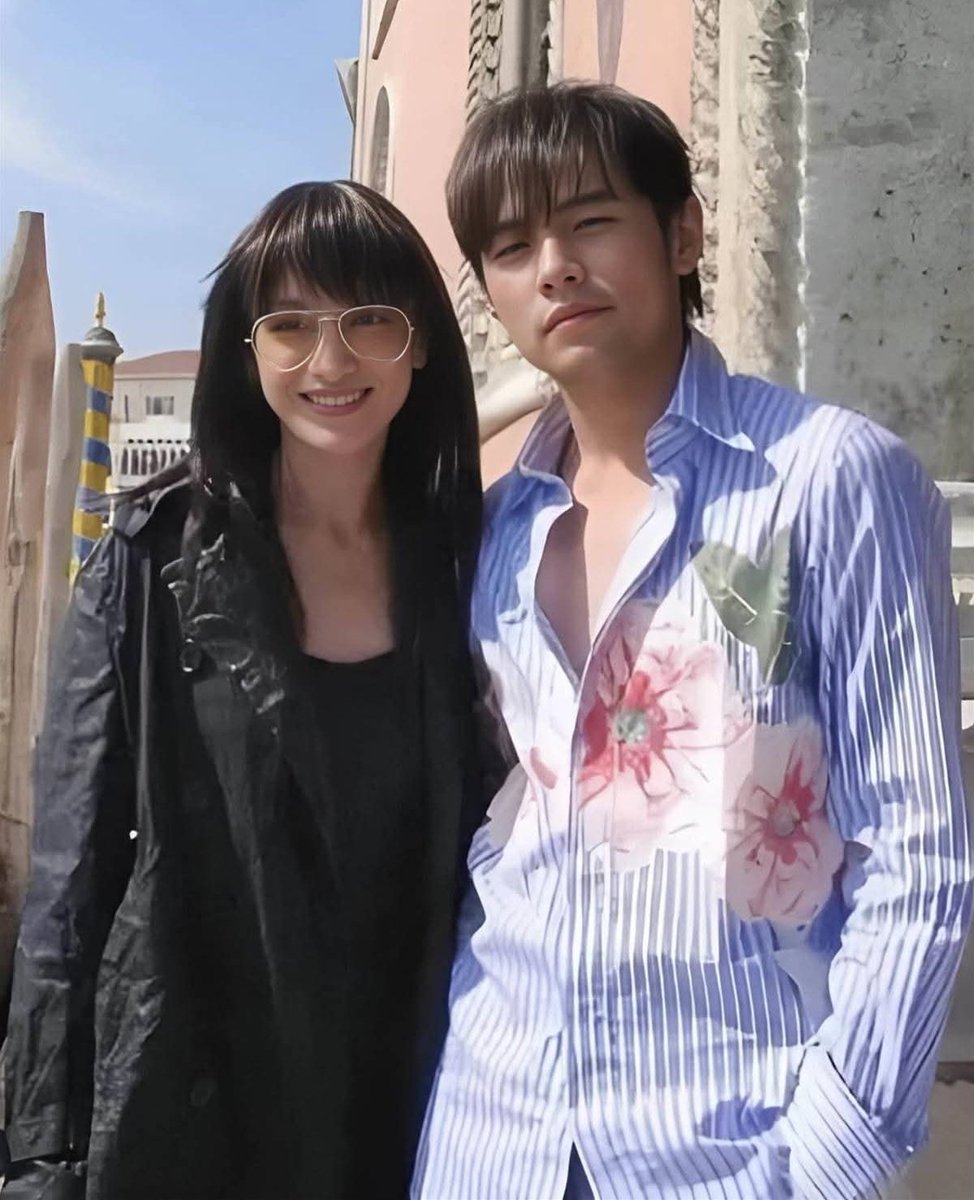 yibingsg's tweet image. 20年前，这位女生追着周杰伦求合影，如今她也大红大紫，比周杰伦还出众，很少有人能认出她！