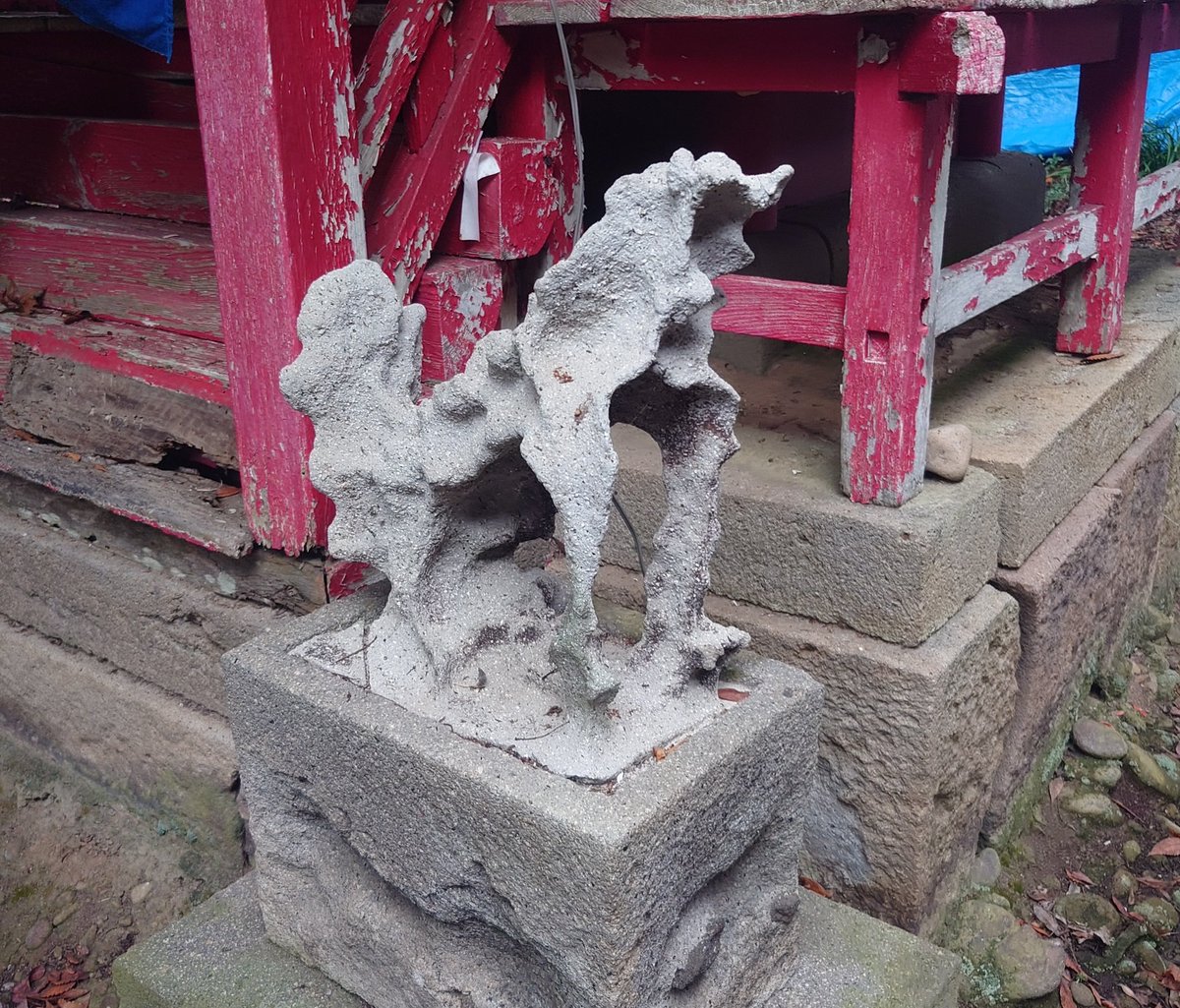 goshuinchou's tweet image. 風化によってなんかシャープにかっこよく概念になりつつある狛犬です