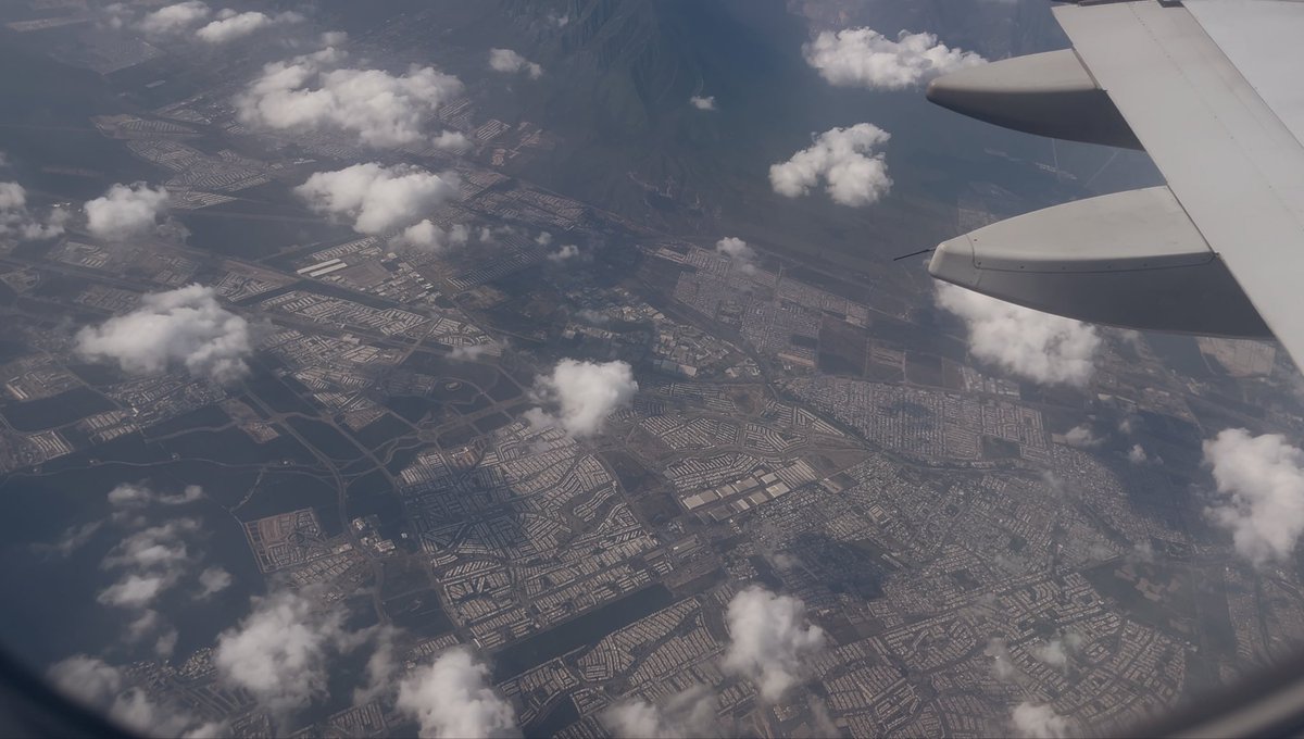 ElevatorsWilli1's tweet photo. This is arriving at Monterrey from Leon Guanajuato onboard Vivaaerobus Airbus A320S Aircraft. Coolest this is that this is the beautiful way to approach Monterrey with the view of these mountains https://t.co/pTTnyvszKk