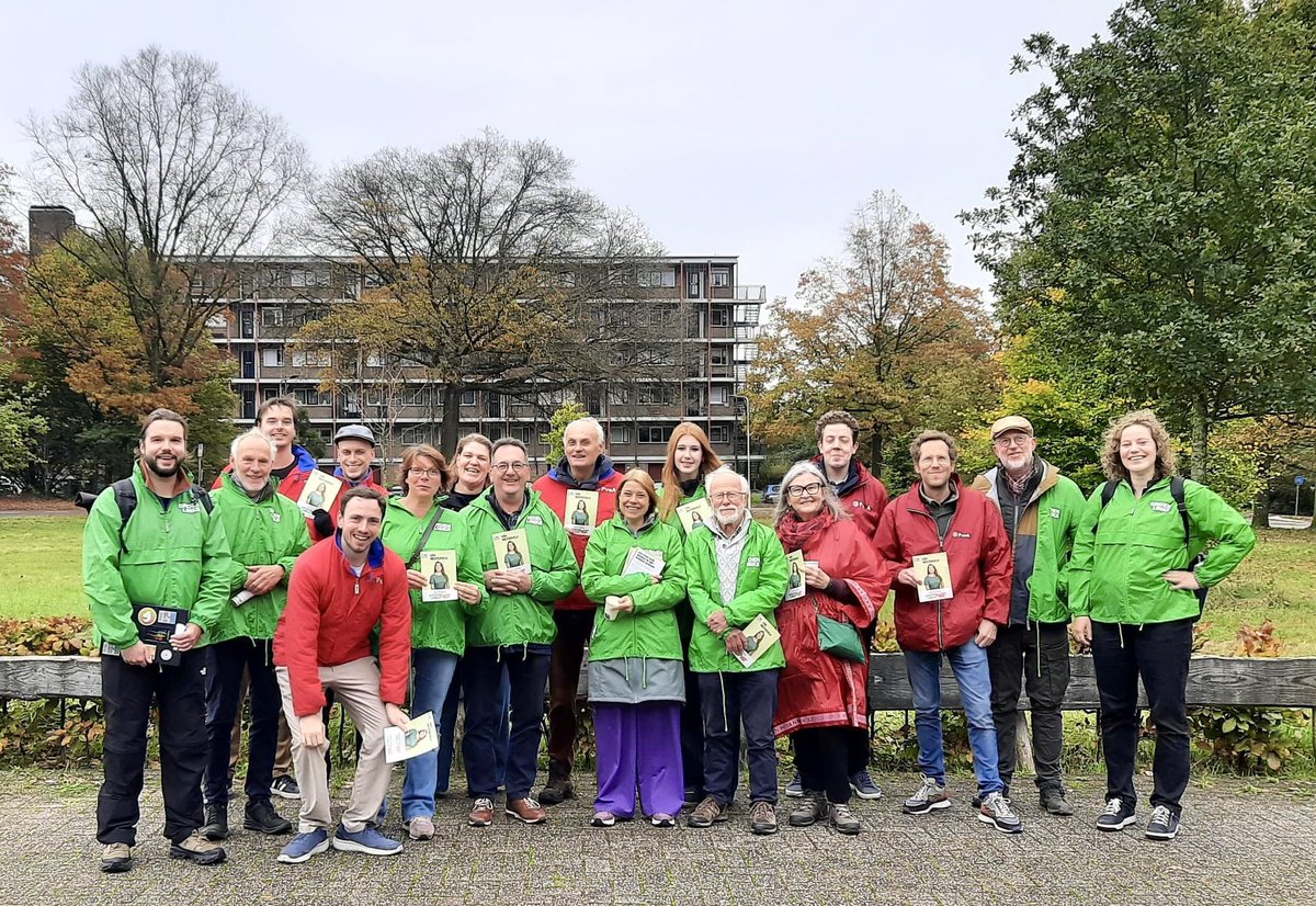 Lisawesterveld's tweet image. Met een mooie club op pad in Arnhem voor GroenLinks-PvdA! ❤️💚

(Op de foto was het nog mooi weer, maar we zijn natuurlijk kletsnat geregend. 😅)