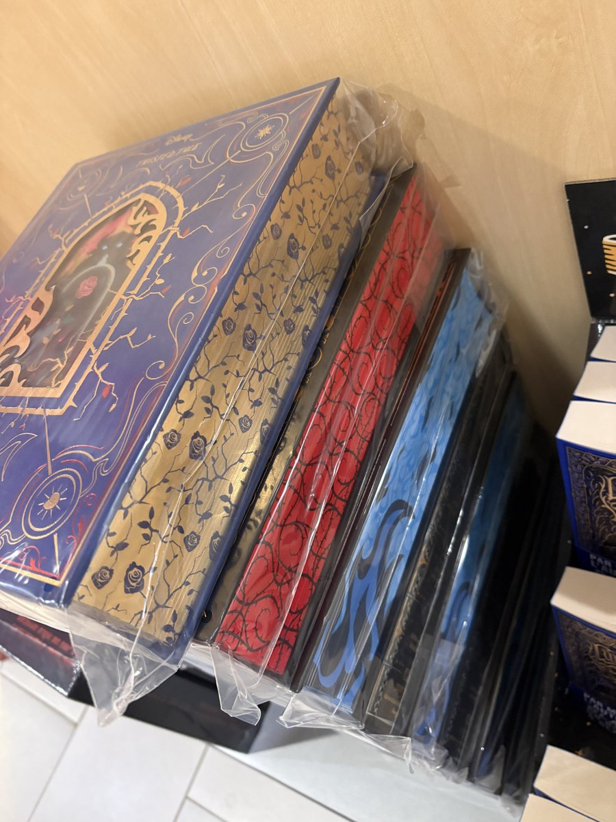 PampaPoulpe's tweet image. Je suis tombée amoureuse en me promenant au centre culturel… 🥲 

Inévitablement, c’est dans mon top achat pour 2026 si c’est encore dispo à ce moment là. La beauté ! 😍

#Disney #beaulivre #bookdesign #book #villains #omg #livres #Hachette #LeGrimoire #disneyvillains