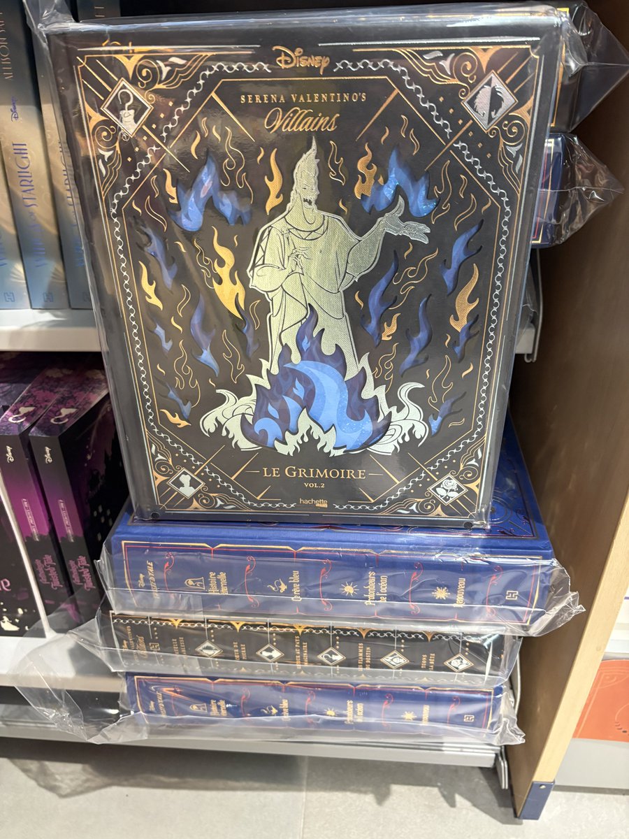 PampaPoulpe's tweet image. Je suis tombée amoureuse en me promenant au centre culturel… 🥲 

Inévitablement, c’est dans mon top achat pour 2026 si c’est encore dispo à ce moment là. La beauté ! 😍

#Disney #beaulivre #bookdesign #book #villains #omg #livres #Hachette #LeGrimoire #disneyvillains