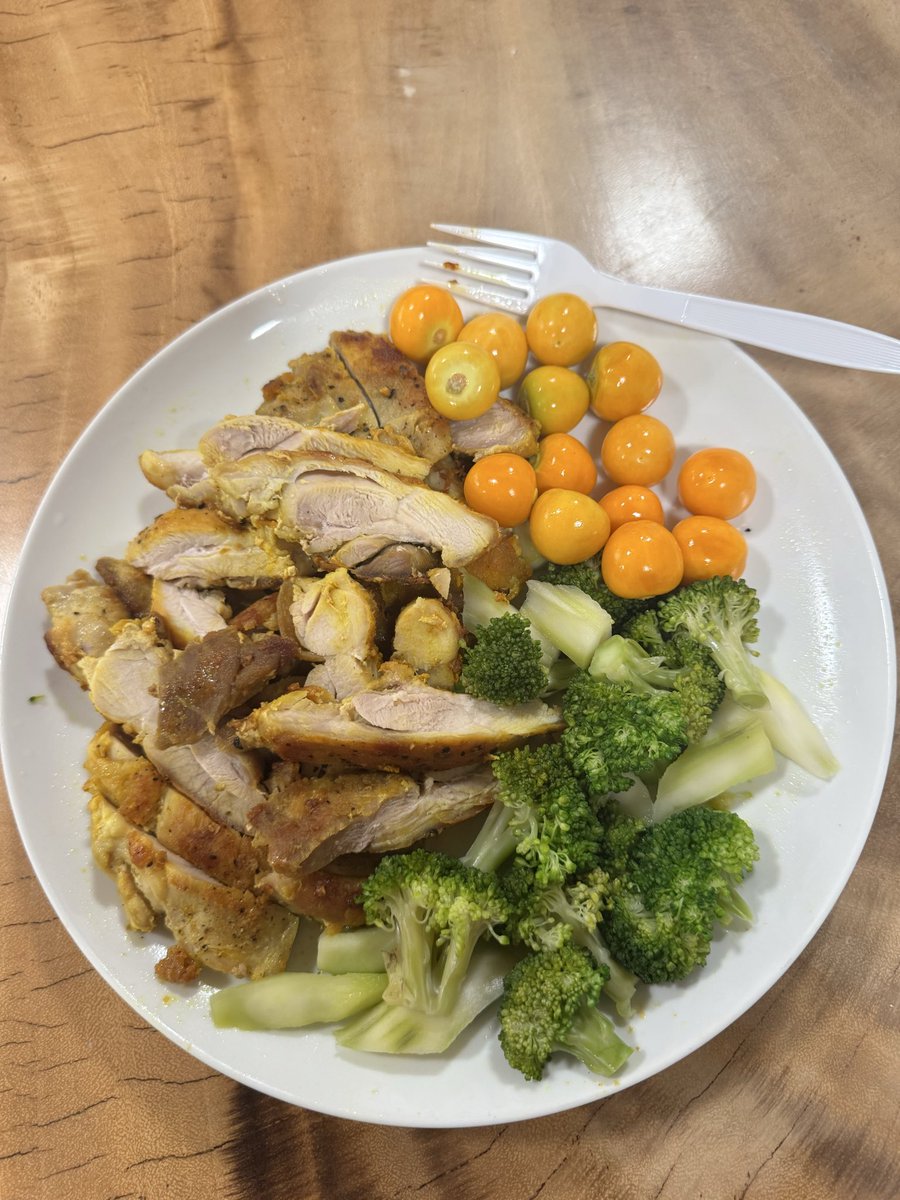 KhunJosh80's tweet photo. 90% of my meals lately look like this. Discipline tastes better than anything else 💯 https://t.co/FDx7jffyq3