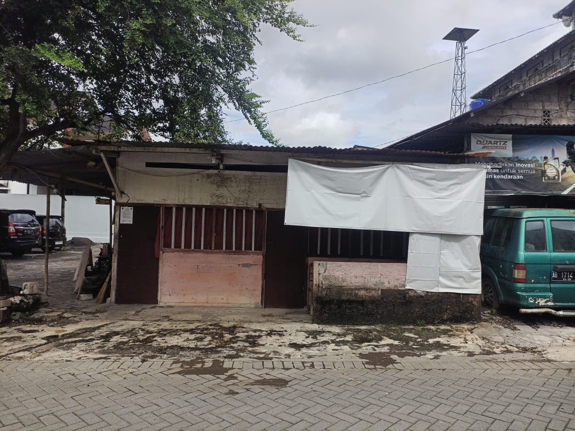 Dijual bangunan rumah+warung burjo
Lokasi di Gang Adas, Puren, Yogyakarta.
Ukuran bangunan 7x12 meter² (Depan warung burjo, belakang rumah).

Yang dijual bangunannya saja, sudah ada isi warung.
Tanah sewa 12 juta per tahun.

(45 JT) *bisa nego
Minat japri.